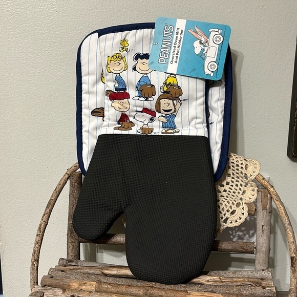 NWT! PEANUTS SNOOPY BASEBALL OVERSIZED OVEN MITT AND POTHOLDER SET - Picture 1 of 11
